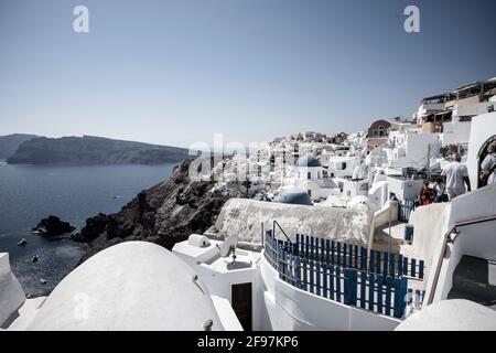 Vue panoramique d'Oia sur l'île de Santorin avec les cyclades traditionnels, maisons blanches et églises avec des dômes bleus sur la Caldera, mer Egée, Grèce, Banque D'Images