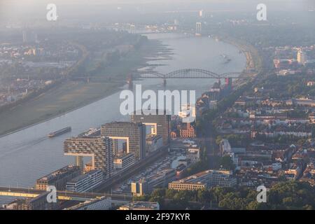 'Kranhäuser' et le rhin à Cologne, en Allemagne, depuis un sol plus élevé: Capturé 'sur l'air' via Zeppelin en début de matinée, juste après le lever du soleil. Banque D'Images