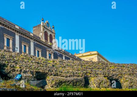 Vue sur l'amphithéâtre romain dans le centre de Catane, Sicile, Italie Banque D'Images