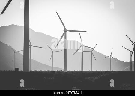 Plan noir et blanc de turbines Windmills pour la production d'énergie électrique, près de Palm Springs, Californie, Etats-Unis. Simple d'énergie propre Banque D'Images