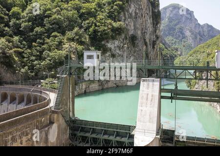 Vue sur la rivière avec un barrage bloquant le débit d'eau Banque D'Images