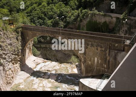 Vue sur la rivière avec un barrage bloquant le débit d'eau Banque D'Images