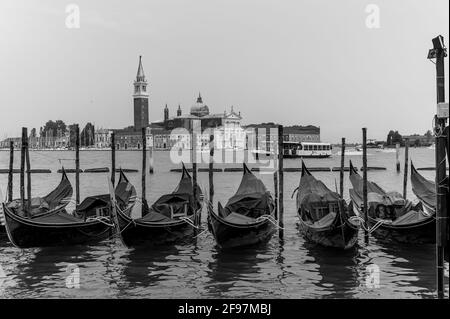 Photo monochrome de gondoles traditionnelles sur le Canal Grande avec l'église San Giorgio Maggiore en arrière-plan, San Marco, Venise, Italie. Prise avec Leica M Monochrome Banque D'Images