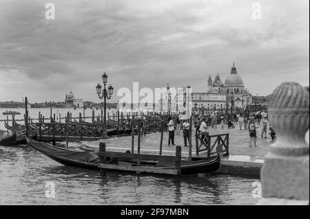 Photo monochrome de gondoles traditionnelles sur le Canal Grande avec basilique Santa Maria della Salute en arrière-plan, vue de San Marco, Venise, Italie. Prise avec Leica M Monochrome Banque D'Images