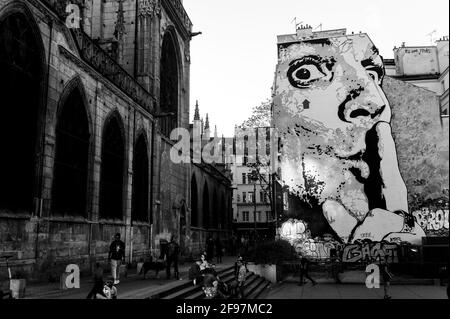 Une énorme fresque intitulée 'Chuuuttt!!!!'ù (Hush), à Paris, France, par l'artiste français de graffiti Jef Aerosol à la place Igor Stravinsky Banque D'Images