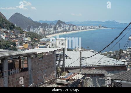 Un coup de la Favela Vidigal situé sur le Morro Dais Irmãos (deux Frères Hill) à Rio de Janeiro en direction de Leblon et Ipanema Beach et de la montagne du pain de sucre. Un fort contraste entre pauvre et riche. Prise de vue avec Banque D'Images