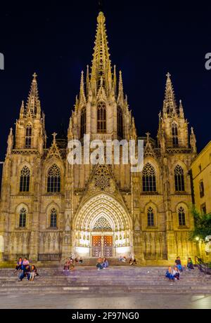 Vue nocturne de la cathédrale de Barcelone, Espagne. Banque D'Images