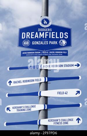 Los Angeles Dodgers Dreamfields signe à une cérémonie de découpe de ruban au parc Gonzales le jour de Jackie Robinson, le jeudi 15 avril 2021, à Compton, Calif Banque D'Images