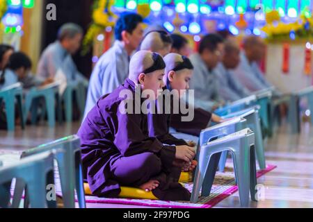 Vietnam, Ho Chi Minh ville, Chua Giac Lam Pagode avec la cérémonie Vai Duoc su (Bouddha de médecine), moines, prier, Banque D'Images