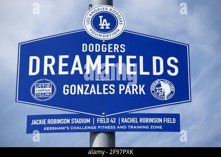 Los Angeles Dodgers Dreamfields signe à une cérémonie de découpe de ruban au parc Gonzales le jour de Jackie Robinson, le jeudi 15 avril 2021, à Compton, Calif Banque D'Images