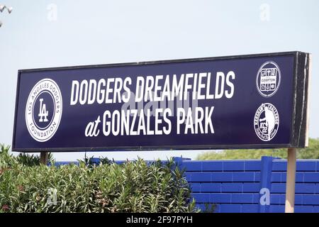 Los Angeles Dodgers Dreamfields signe à une cérémonie de découpe de ruban au parc Gonzales le jour de Jackie Robinson, le jeudi 15 avril 2021, à Compton, Calif Banque D'Images