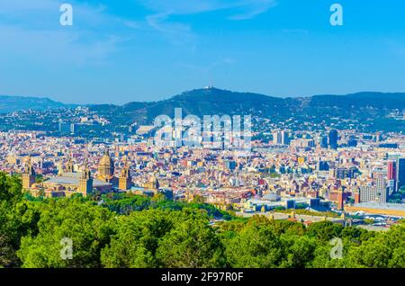 Vue aérienne de Barcelone dominée par le MNAC - Museu Nacional d'Art de Catalunya Banque D'Images