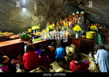 Vietnam, Ben Duc, Pagode Parfuem, Chua Houng, grotte, croyant, prière, Banque D'Images