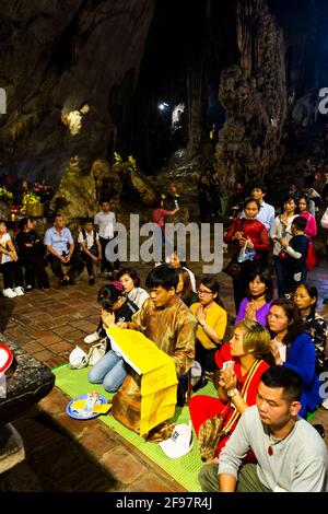 Vietnam, Ben Duc, Pagode Parfuem, Chua Houng, grotte, croyant, prière, Banque D'Images