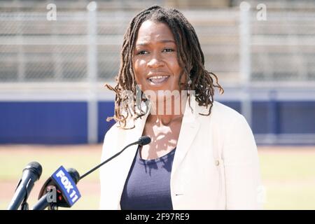 Ayo Robinson parle lors d'une cérémonie de découpe du ruban de la Fondation Los Angeles Dodgers Dreamfields au parc Gonzales, le jeudi 15 avril 2021, à Compton, Env Banque D'Images