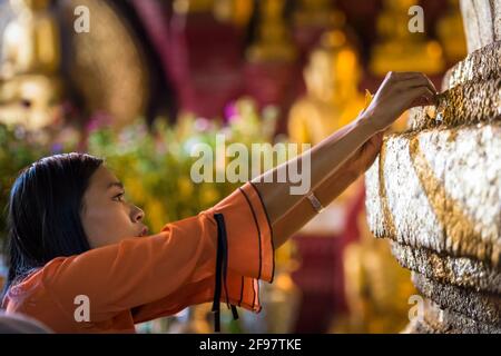 Myanmar, scènes à Inle Lake, les grottes de Pindaya avec la Pagode Shwe U min, femme, geste, Banque D'Images