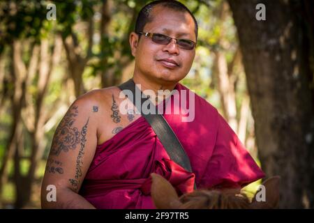 Thaïlande, Chiang Rai, temple Wat Tham PAA / Wat Phra Archa Thong (temple du cheval doré), moine, tatouages, portrait, Banque D'Images