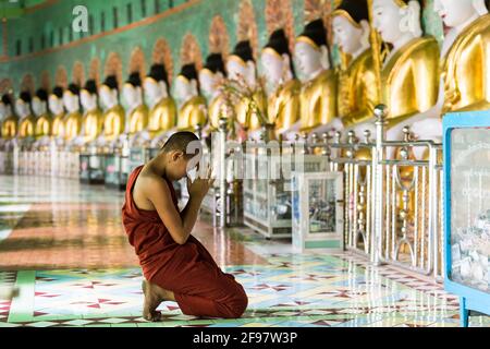 Myanmar, la Pagode Umin Thounzeh, moine, prière, profil Banque D'Images