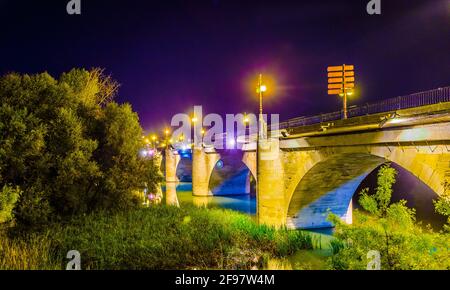 Vue sur le puente de piedra illuminé en espagnol ville de logrono Banque D'Images