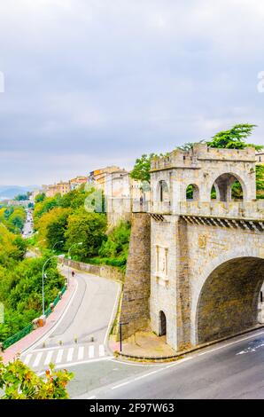 Vue sur la nouvelle porte de Pamplona, Espagne Banque D'Images