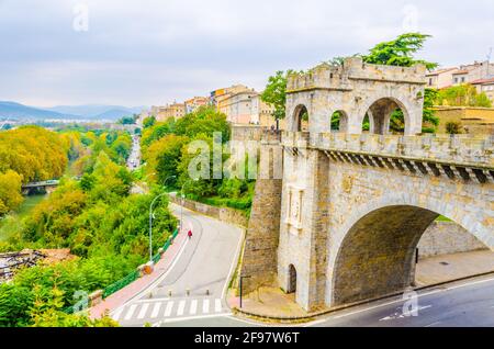 Vue sur la nouvelle porte de Pamplona, Espagne Banque D'Images