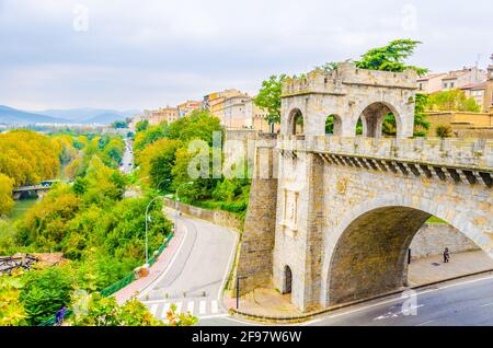 Vue sur la nouvelle porte de Pamplona, Espagne Banque D'Images