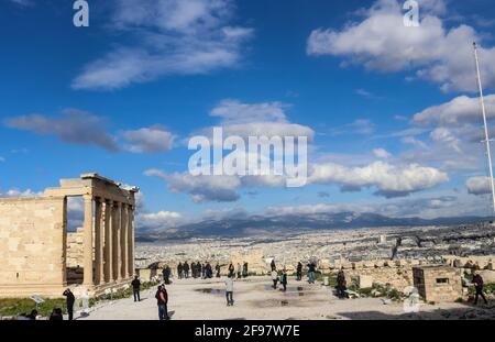 Athènes Grèce 1-3 2018 touristes à sur l'Acropole avec Des flaques de pluie et la ville d'Athènes et une montagne en arrière-plan sous un ciel nuageux Banque D'Images