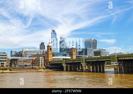 Vue sur la Tamise et le London Bridge sous un beau ciel bleu avec des nuages murmures Banque D'Images