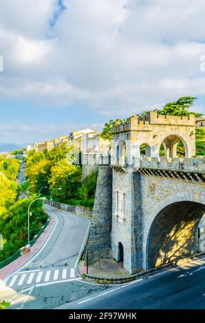 Vue sur la nouvelle porte de Pamplona, Espagne Banque D'Images