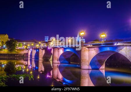 Vue sur le puente de piedra illuminé en espagnol ville de logrono Banque D'Images