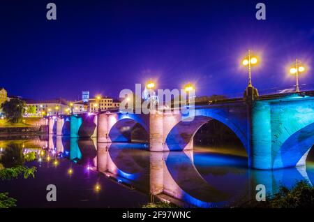 Vue sur le puente de piedra illuminé en espagnol ville de logrono Banque D'Images