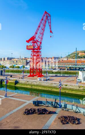 Vue sur une grue rouge dans un quai sec à Bilbao, Espagne Banque D'Images