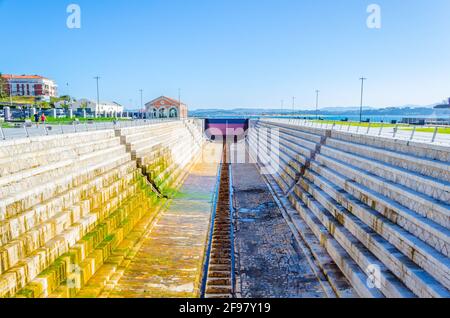 Vue sur un quai sec à Santander, Espagne Banque D'Images