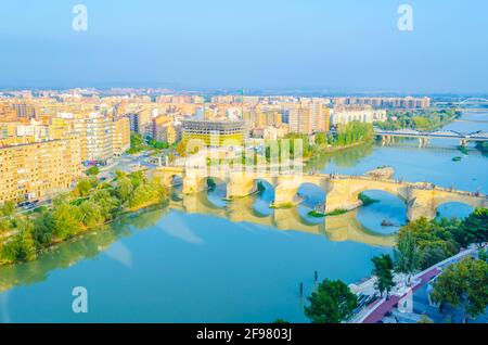 Vue aérienne du puente de piedra et du puente de pilar dans la ville espagnole de Saragosse Banque D'Images