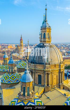 Vue aérienne Saragosse dominée par la basilique de nuestra senora de pilar, Espagne Banque D'Images