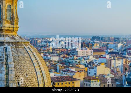 Vue aérienne Saragosse dominée par la basilique de nuestra senora de pilar, Espagne Banque D'Images