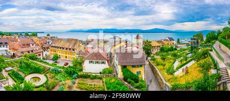 Vue aérienne sur le lac de Genève depuis la terrasse située à côté du palais de Nyon, en Suisse Banque D'Images