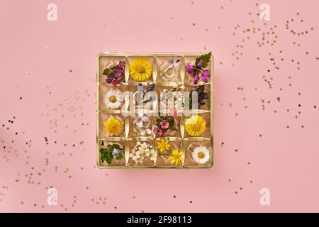 Boîte vide de chocolats remplis de fleurs sauvages diverses - Concept de printemps ou de fête des mères Banque D'Images