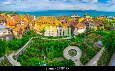 Vue aérienne sur le lac de Genève depuis la terrasse située à côté du palais de Nyon, en Suisse Banque D'Images