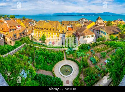 Vue aérienne sur le lac de Genève depuis la terrasse située à côté du palais de Nyon, en Suisse Banque D'Images