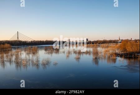 Wesel, Rhénanie-du-Nord-Westphalie, Allemagne - Ensoleillé paysage d'hiver dans la région de la Ruhr, glace et neige sur la Lippe, Lippeauen peu avant la confluence avec le Rhin, à gauche le Niederrheinbrücke Wesel sur le Rhin, à droite la cathédrale de Willibordi. Banque D'Images