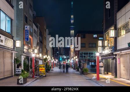 Rues d'Asakusa à côté du temple Senso-ji avec Tokyo Skytree derrière. Banque D'Images