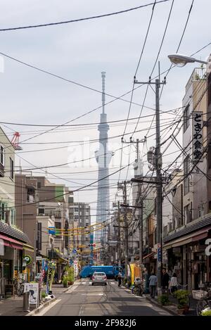 Tokyo Sky Tree vu de la région d'Asakusa pendant la journée. Banque D'Images