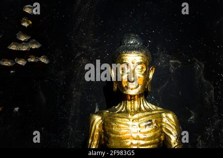 Inde, Bodhgaya, grotte de Mahakala, Dungeshwari, Bouddha, doré Banque D'Images