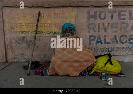 Inde, Varanasi, scènes à Dasaswamedh Ghat, mendiants, tissu, couvert Banque D'Images