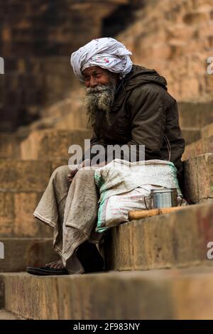 Inde, Varanasi, scènes à Dasaswamedh Ghat, pas, mendiants, assis Banque D'Images