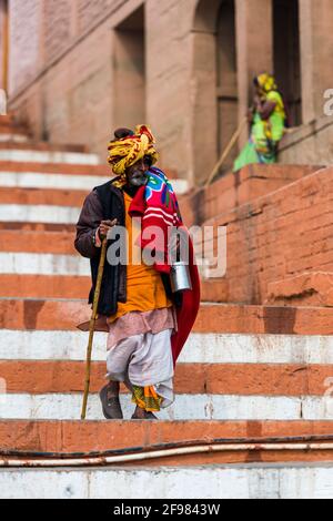 Inde, Varanasi, scènes à Dasaswamedh Ghat, mendiants, bâton Banque D'Images