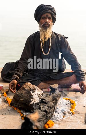 Inde, Varanasi, scènes à Dasaswamedh Ghat, méditant Banque D'Images