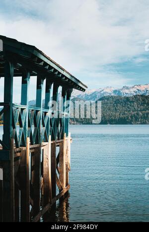 Jetée en bois dans la baie du lac Nahuel Huapi, Patagonie Argentine Banque D'Images