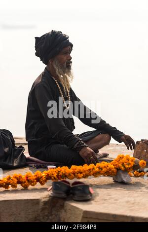 Inde, Varanasi, scènes à Dasaswamedh Ghat, Sadhu, méditation Banque D'Images